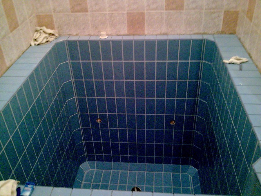 Малоформатный бассейн в помещении, отделанный глазурованной керамической плиткой