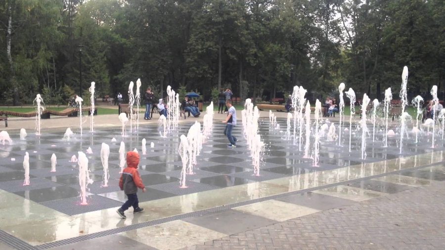 небольшой пешеходный фонтан в городском парке открыта для прогулок детей и взрослых
