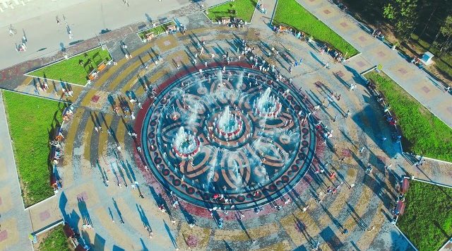 Красочный крупномасштабной проект пешеходного фонтана на центральной площади города